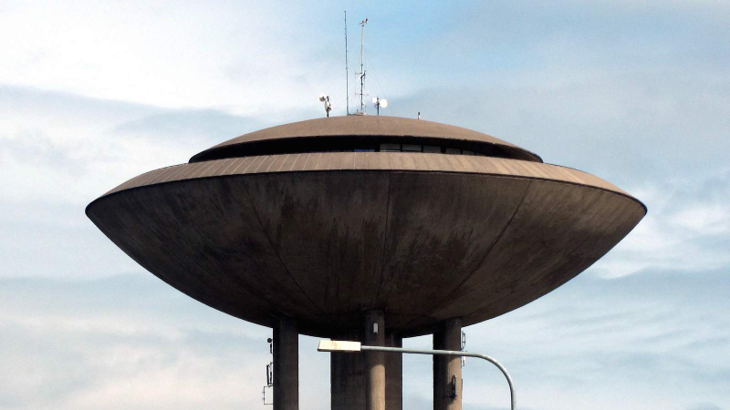 Illustration for article titled Bizarre Water Towers That Look Like Alien Spaceships